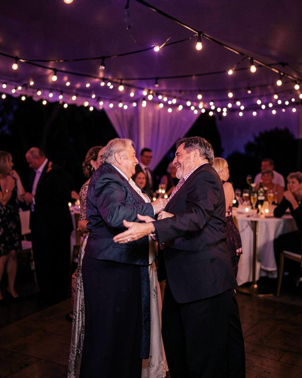 Abuelos bailando en una boda